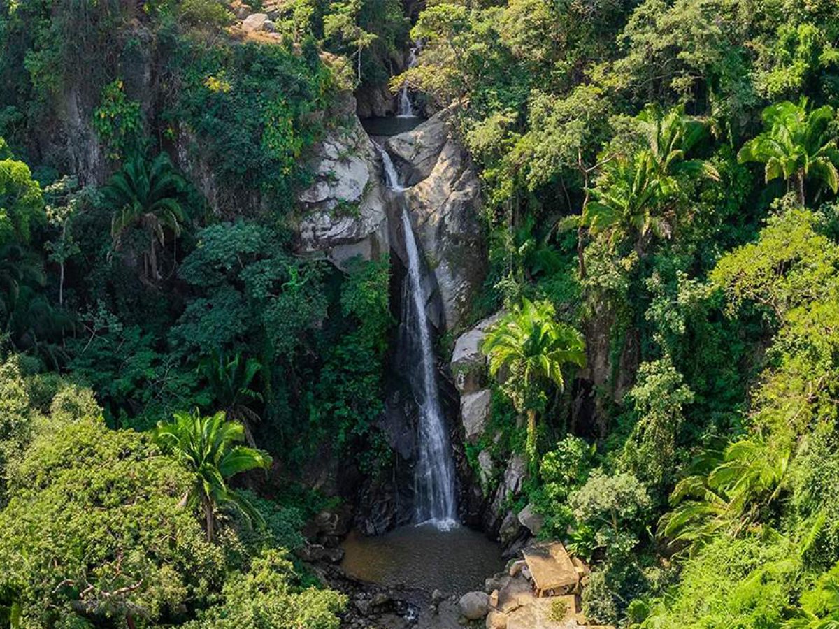 The impressive Quimixto waterfall flowing into a natural freshwater swimming pool.